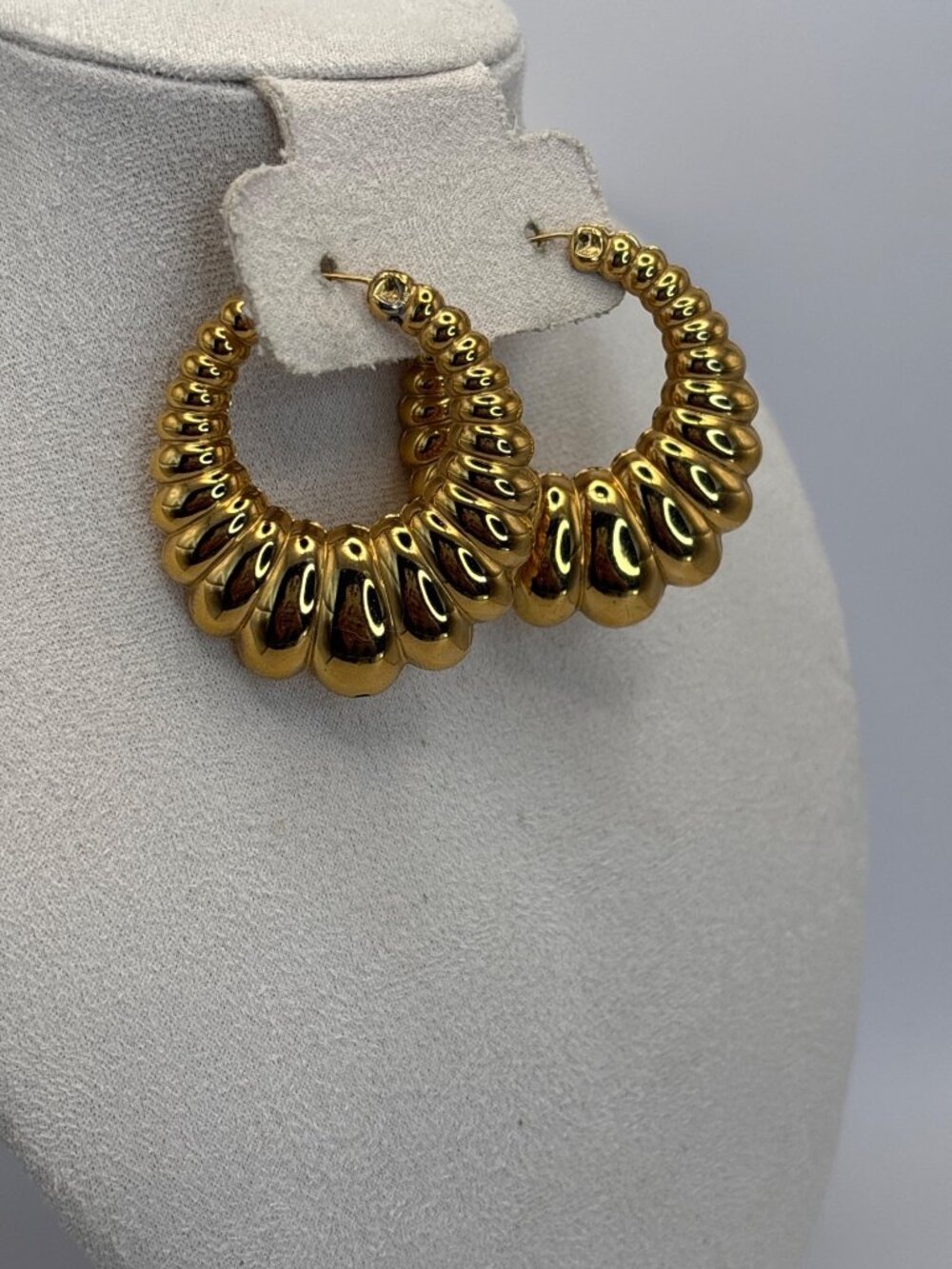 Monet Vintage 90s Gold Tone Scallop Shrimp Puffed Hoop Earrings Statement Signed - Picture 3 of 5